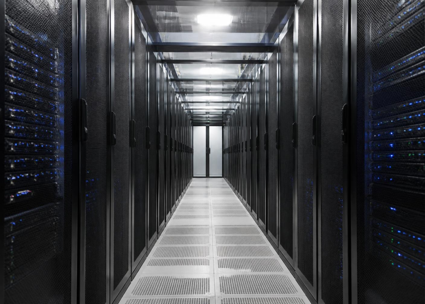 Serverruimte met racks in een datacenter
